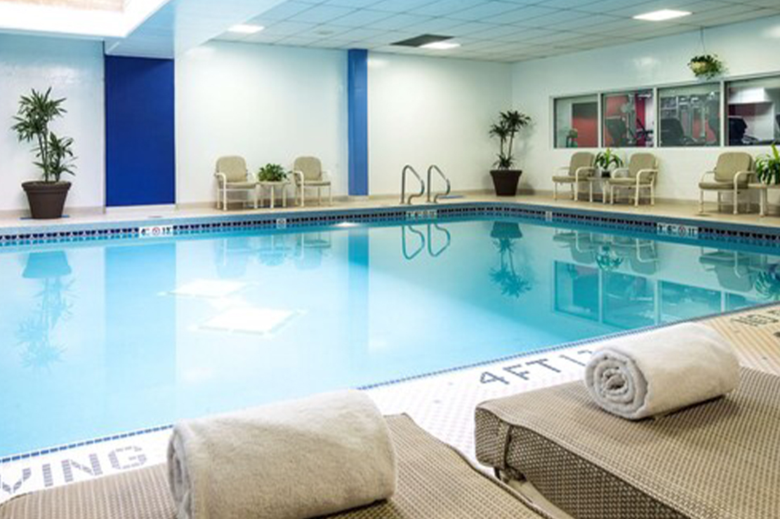 Hilton Chicago/Northbrook pool