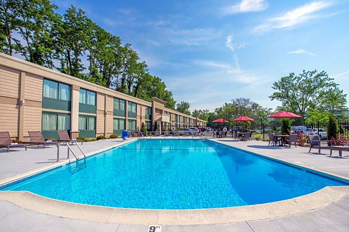 Hotel MTK Mount Kisco pool