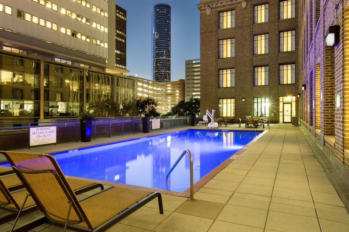 Courtyard by Marriott Houston Downtown/Convention Center pool