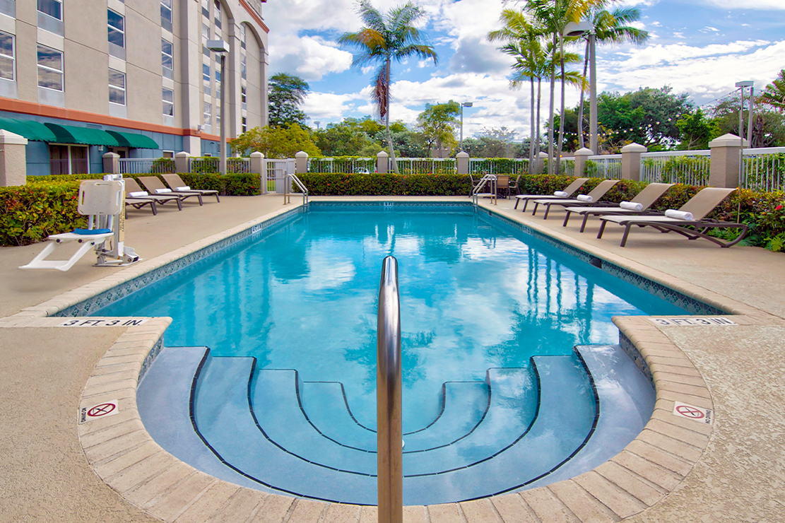 Hampton Inn Ft. Lauderdale Airport North Cruise Port pool