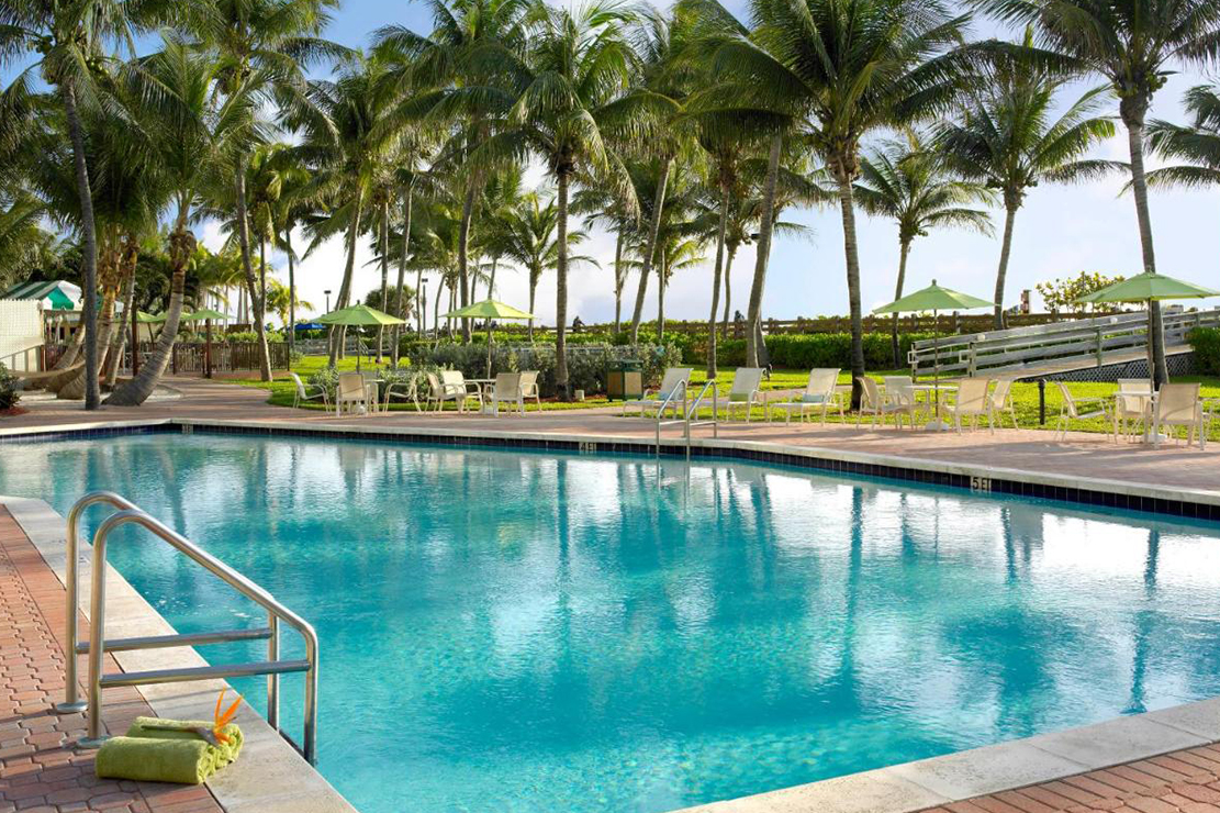 Holiday Inn Miami Beach-Oceanfront pool