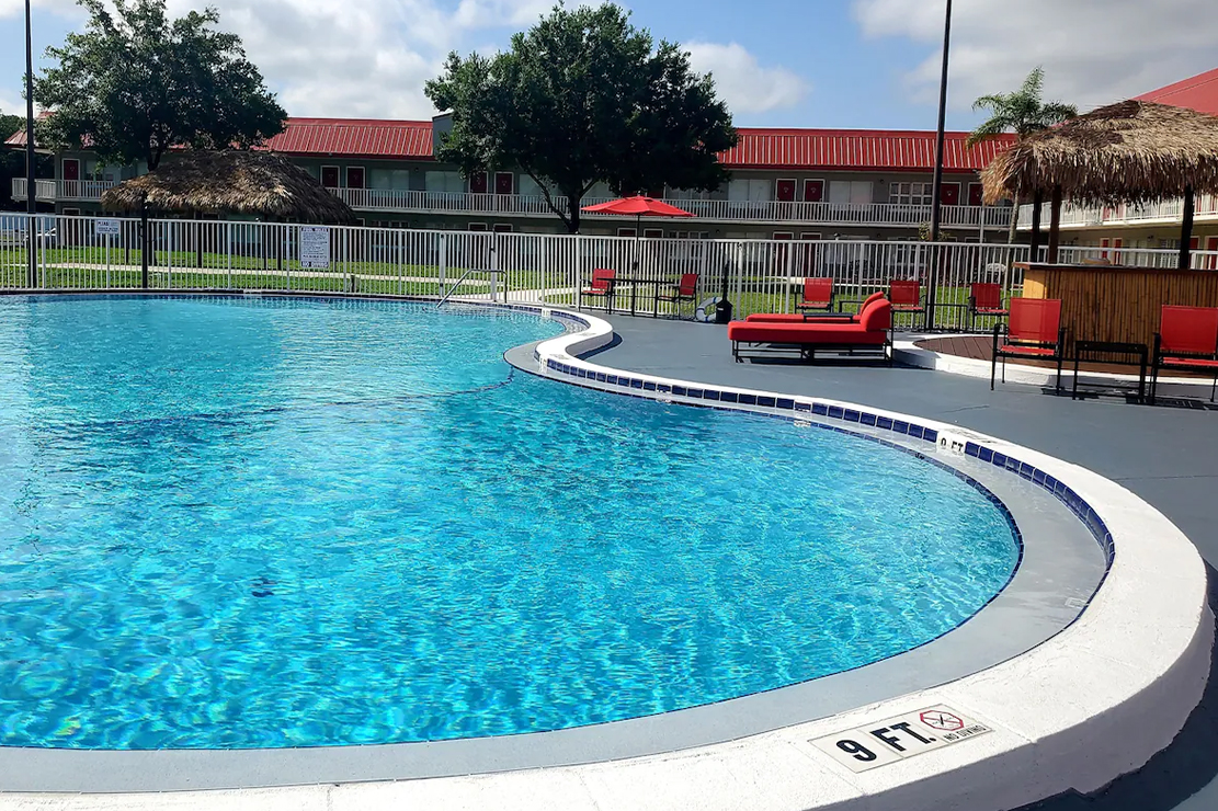 Vero Beach Inn & Suites pool
