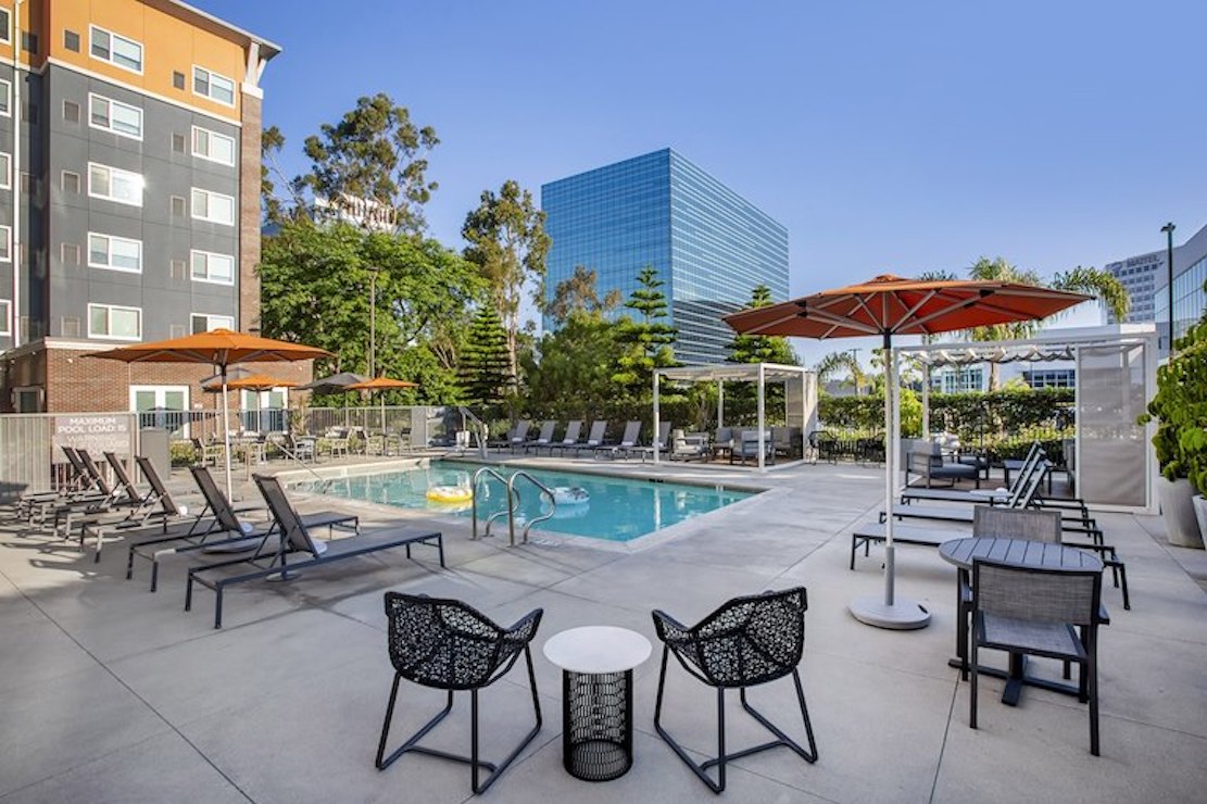 Cambria Hotel LAX pool