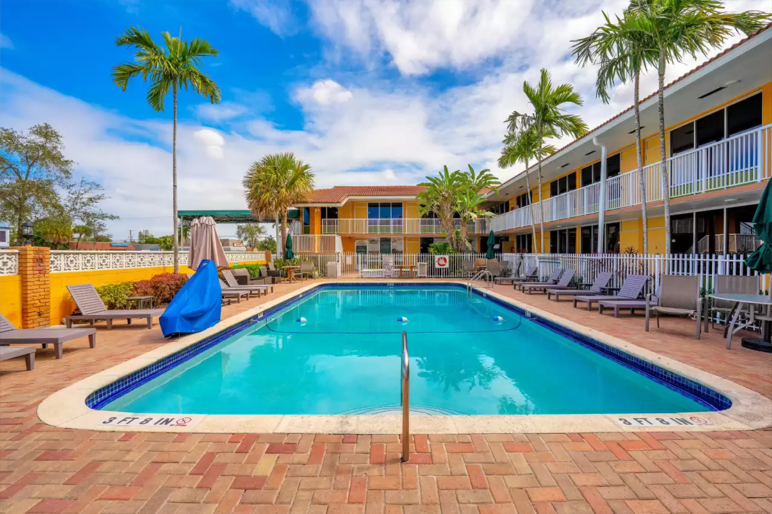 Quality Inn & Suites Airport/Cruise Port Hollywood pool