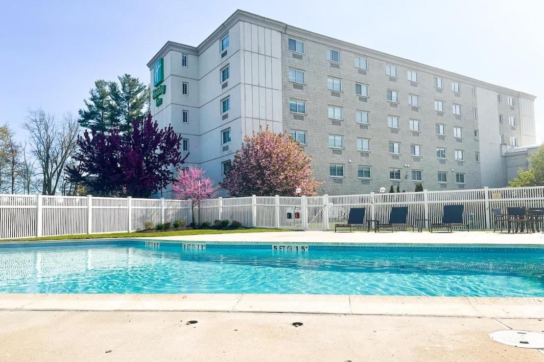 Holiday Inn Salem NH pool