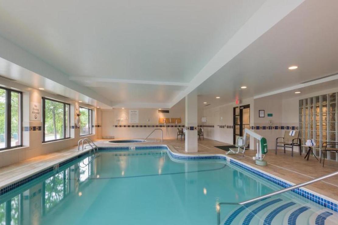 Holiday Inn Manchester Airport pool