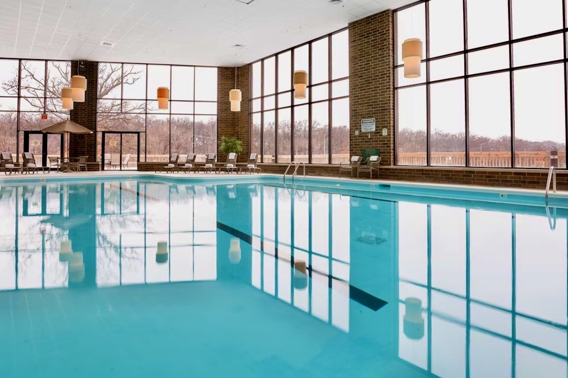 Holiday Inn Chicago NW Crystal Lake pool