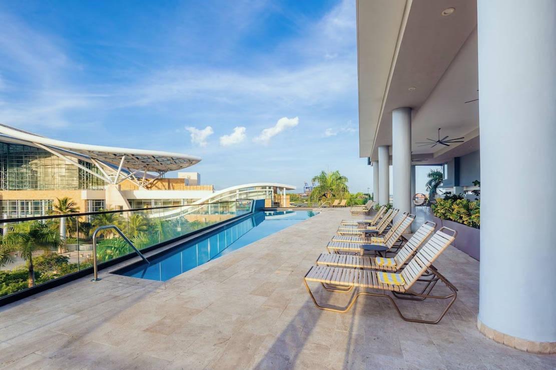 Aloft San Juan pool