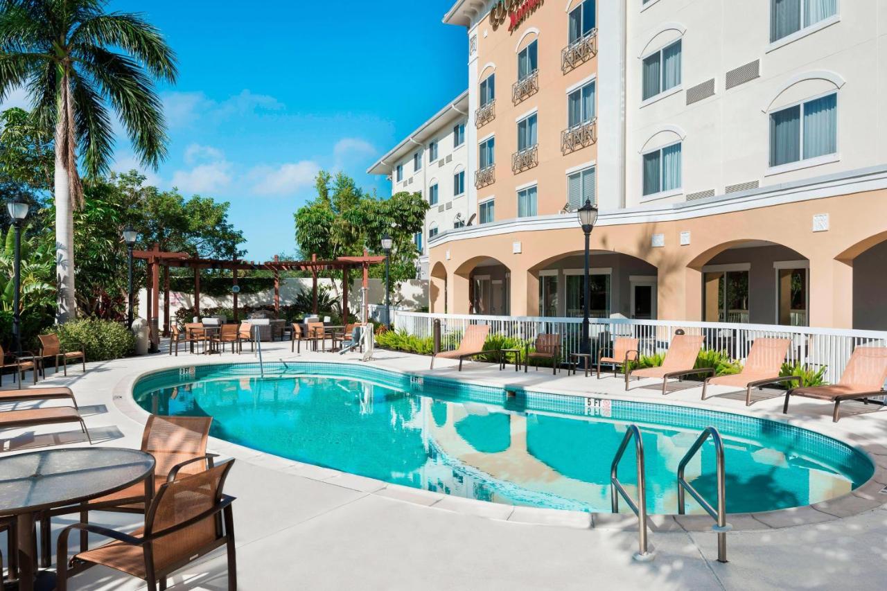 Courtyard Fort Myers at I-75 and Gulf Coast Town Center pool