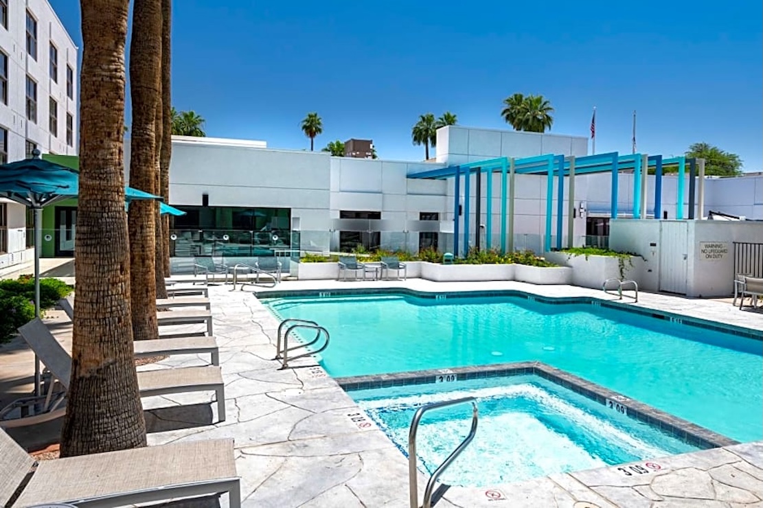 DoubleTree by Hilton Phoenix Chandler pool