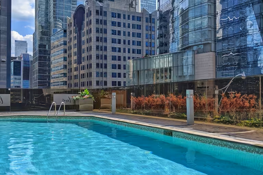 Hilton Toronto pool