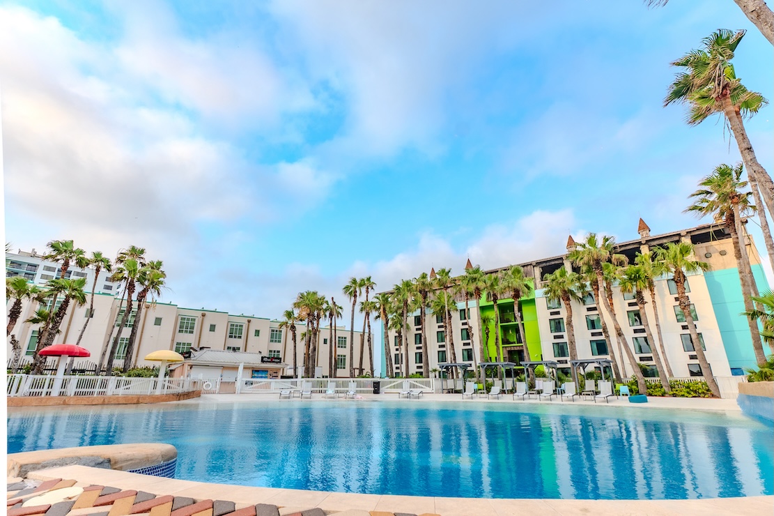 Holiday Inn Resort South Padre Island - Beach Front: Pool \u0026 Spa Day Pass  South Padre Island | ResortPass, image size:1111x740