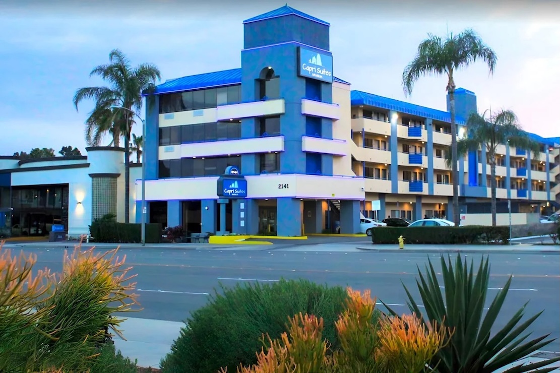 Capri Suites Anaheim pool