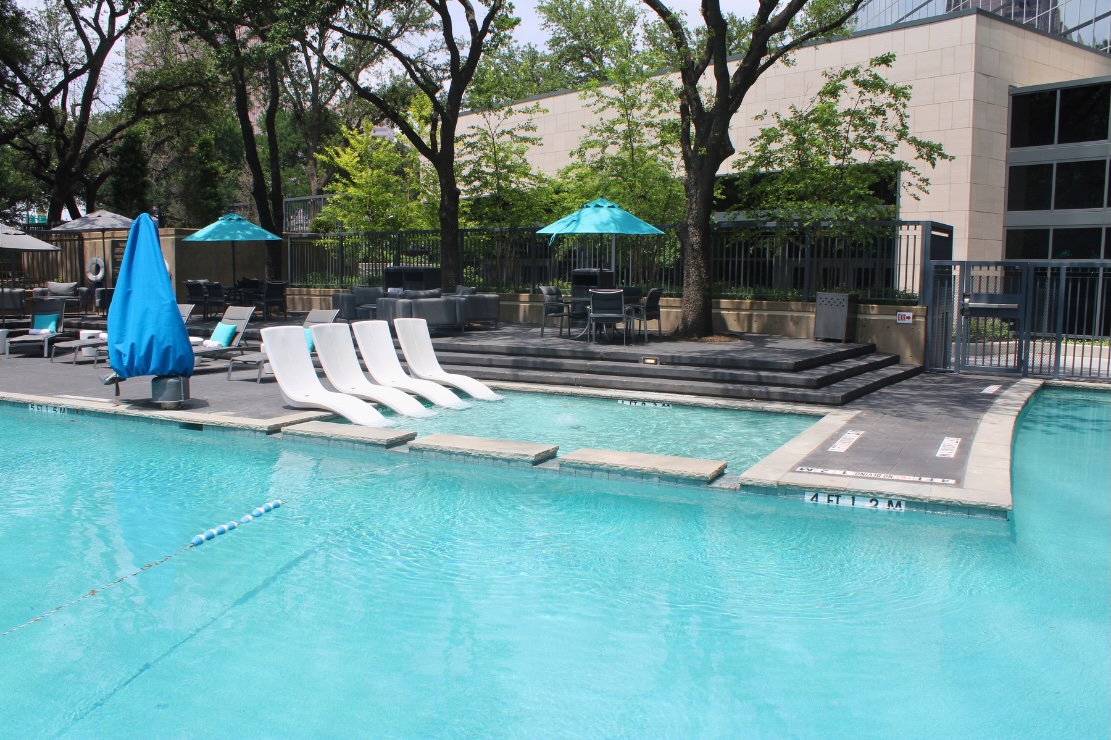 Hilton Dallas Lincoln Centre by the Galleria pool