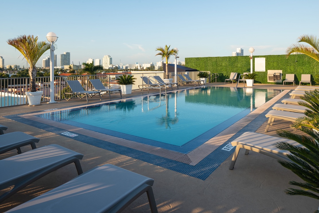 Courtyard Miami Beach South Beach pool