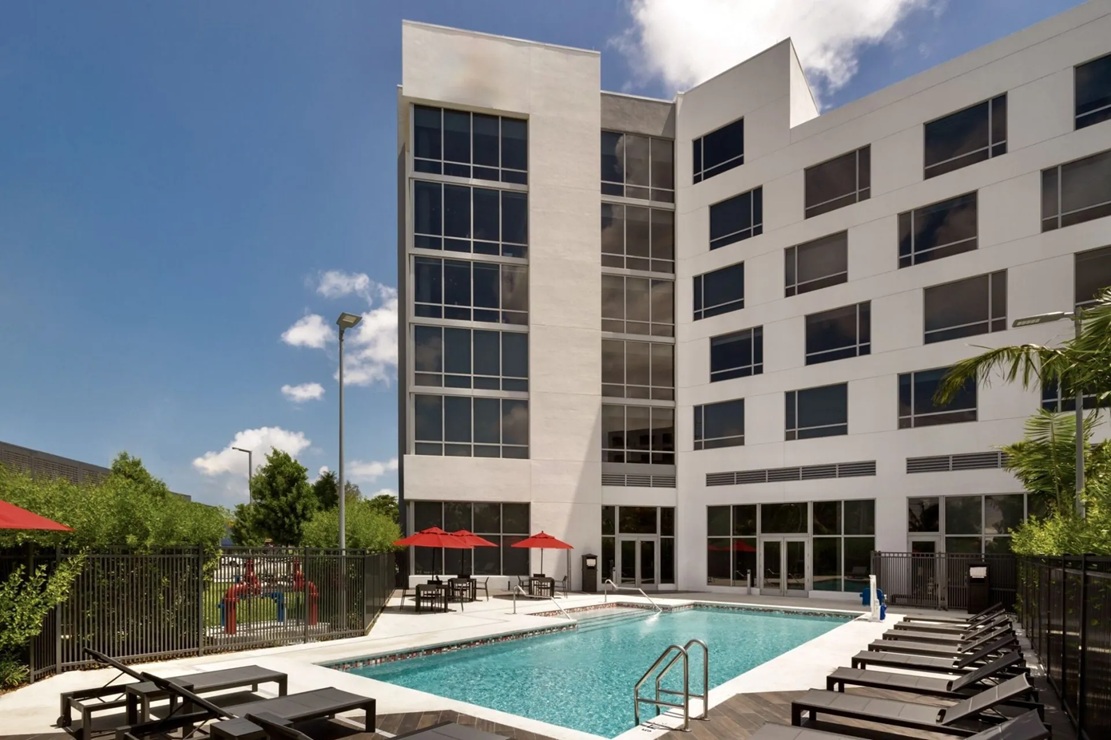 Kompose Boutique Hotel Miami Airport pool