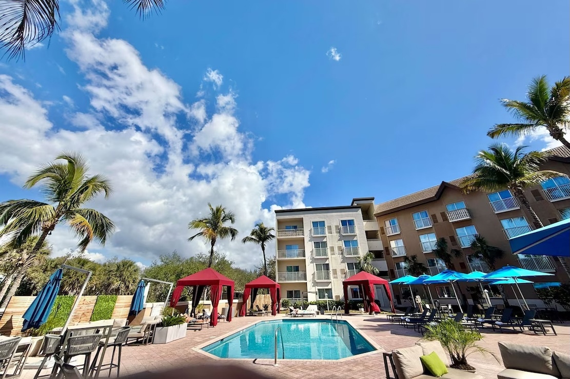 Holiday Inn Express \u0026 Suites Naples Downtown - 5th Avenue: Pool \u0026 Spa Day  Pass Naples | ResortPass, image size:1111x740