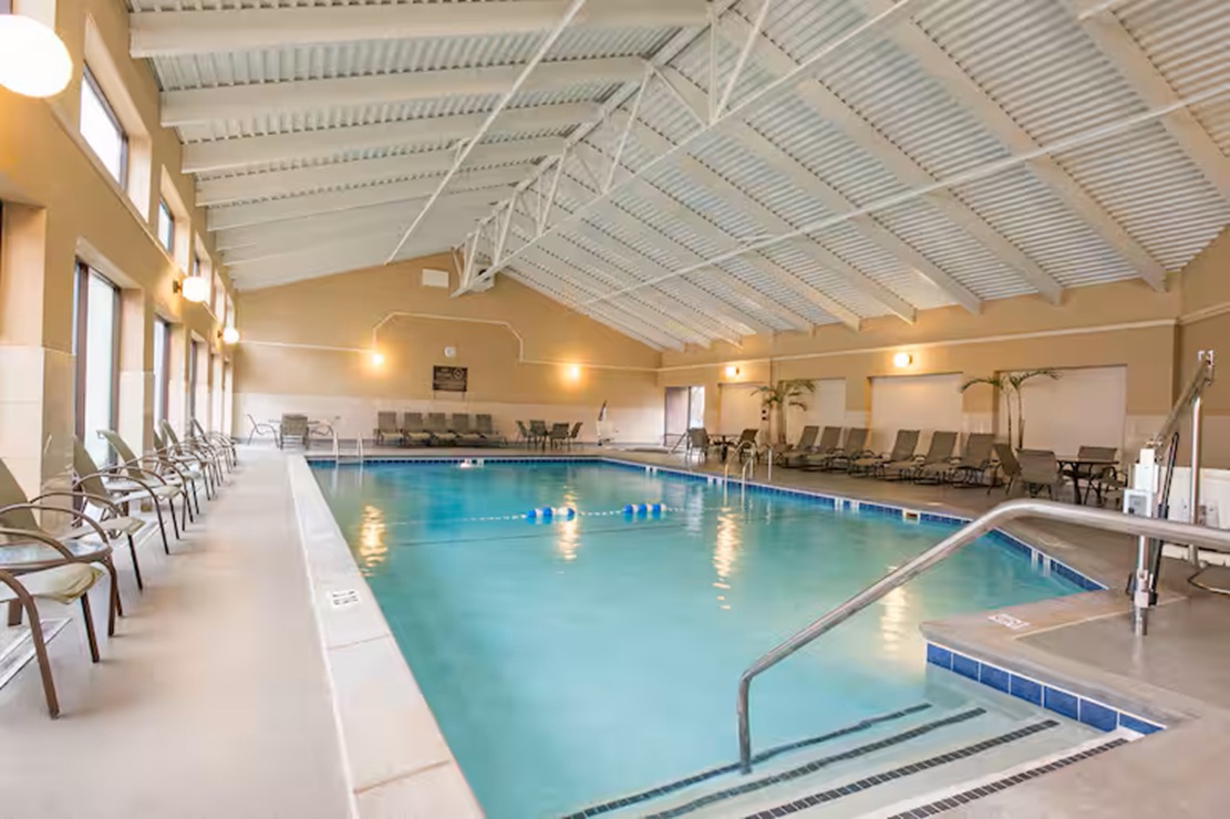 DoubleTree by Hilton Hotel Grand Rapids Airport pool