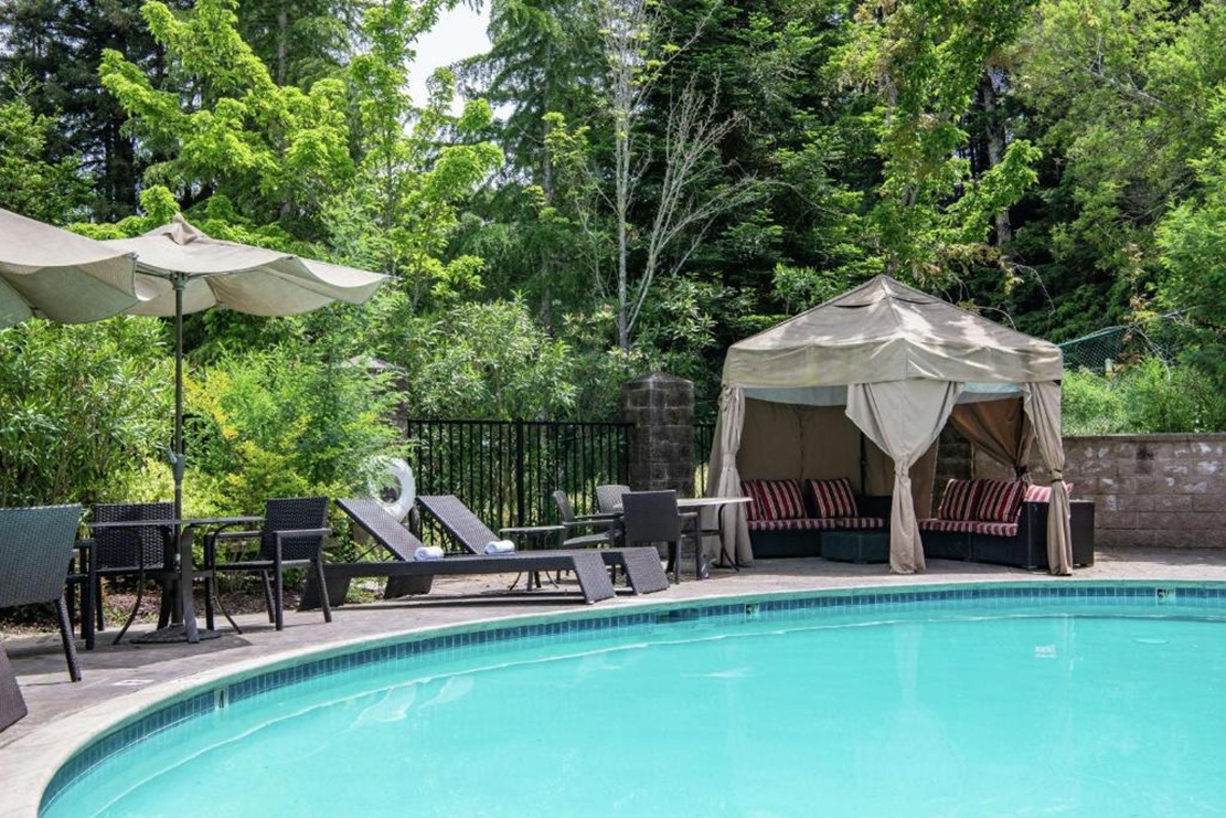 Hilton Santa Cruz/Scotts Valley pool