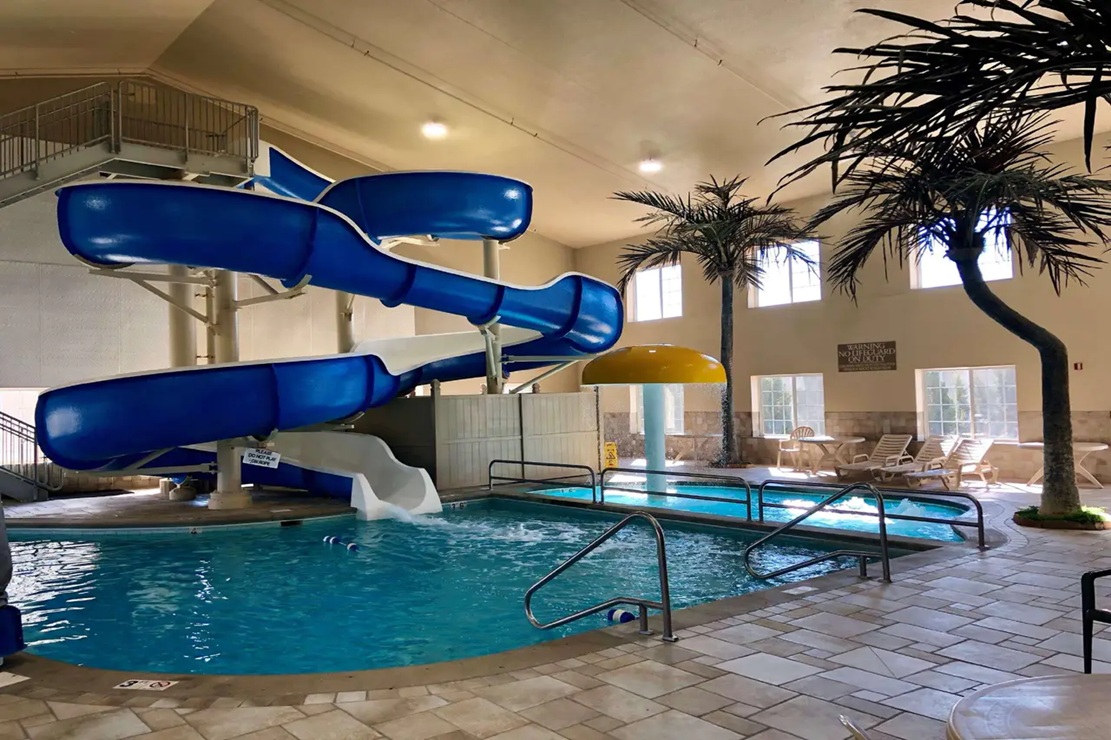 Country Inn & Suites by Radisson Bismarck Waterpark pool