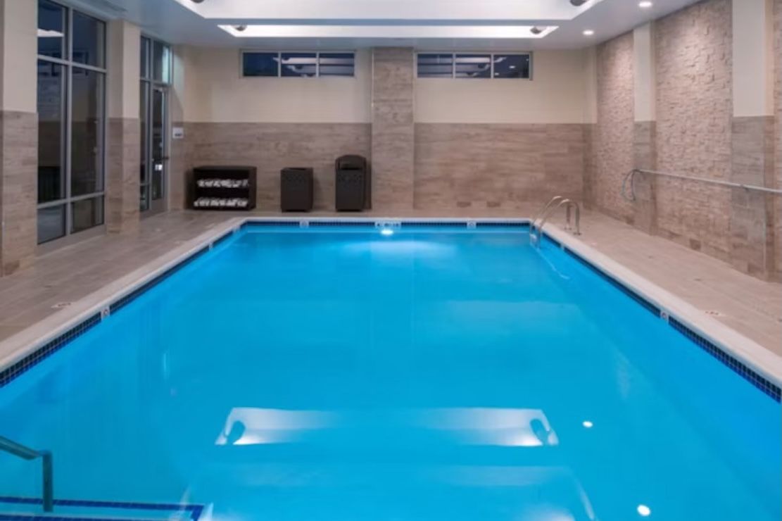 Holiday Inn Hotel & Suites Farmington Hills - Detroit NW, an IHG Hotel pool