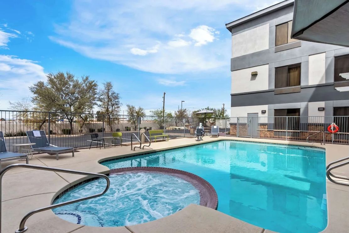 Spark by Hilton Phoenix East Mesa pool