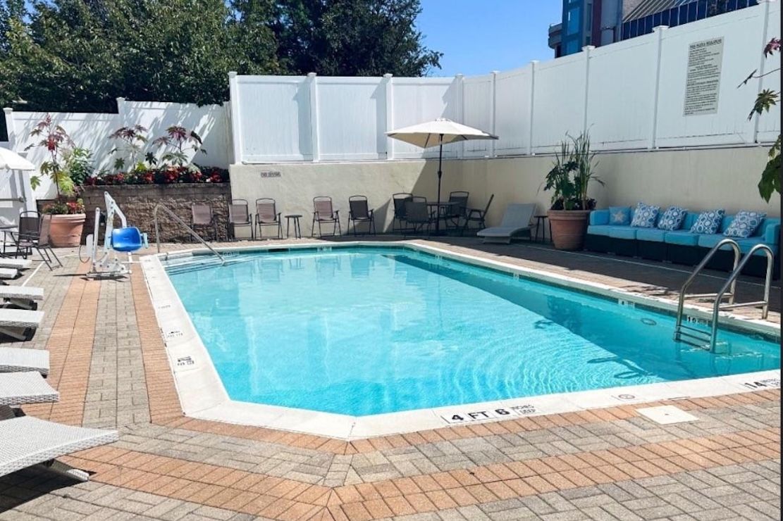 Best Western Premier Plainview-Long Island Hotel pool